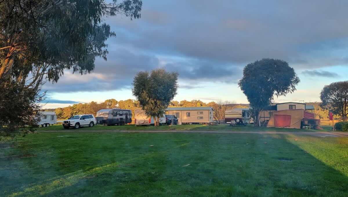 Beaufort Lake Caravan Park – Pyrenees Family Camping & Goldfields Base