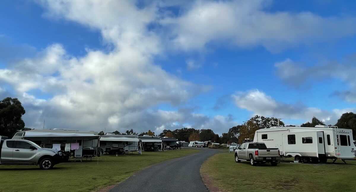 Tiny Away Escape @ Granite Belt – A Lakeside Haven in Wine Country